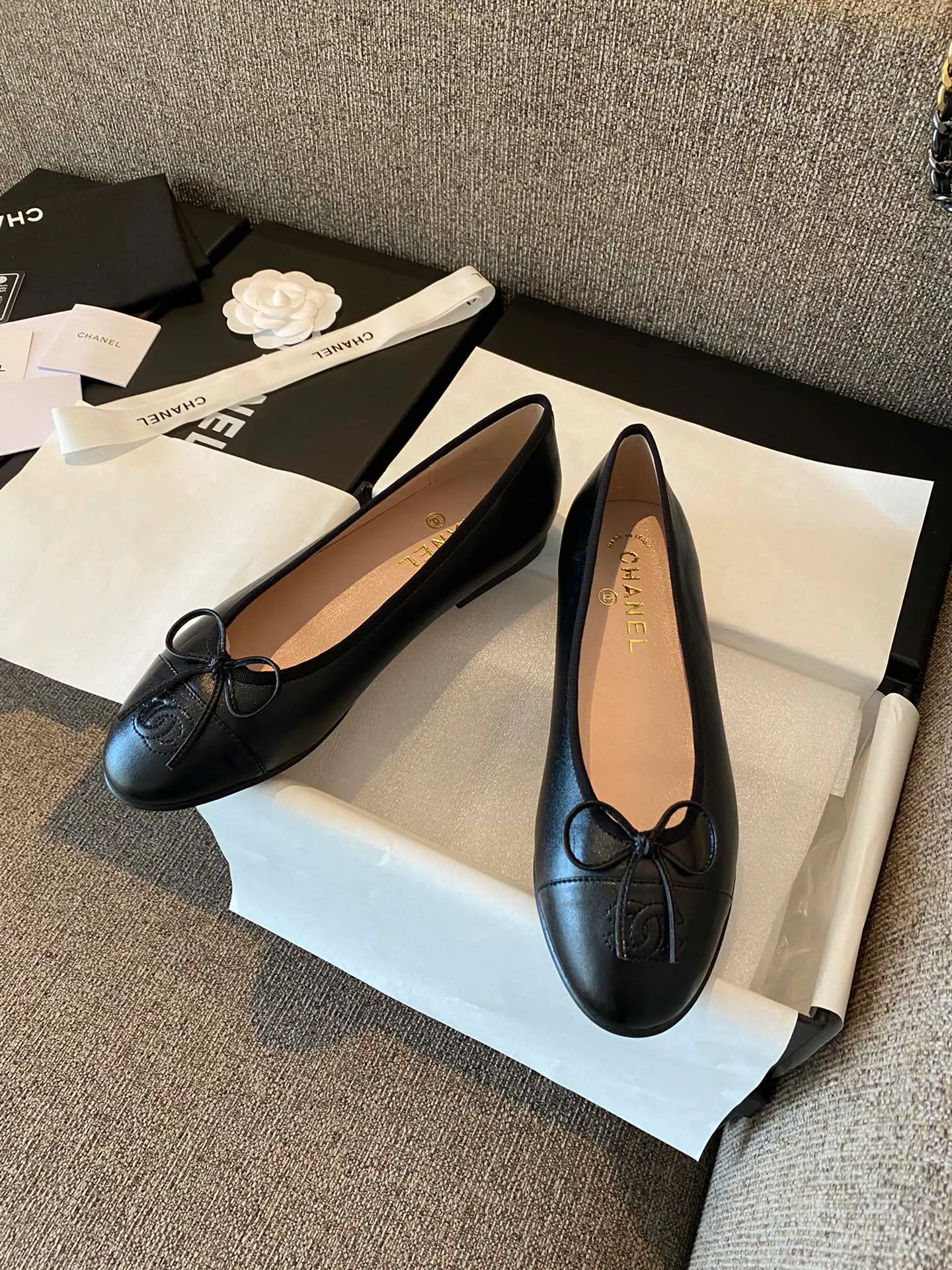 👟👟Ex-factory price 440👟👟 CHANEL ballet shoes... The classic style is versatile in all seasons♥️♥️Many Internet celebrities have demonstrated it personally... Simple color matching... Delicate little round toe... Classic small bow... Deep mouth bag bare foot shape ⚠️⚠️ CHANEL original customization, patent leather/mixed sheepskin/diamond surface/wool fabric and other uppers...Full sheepskin lining...ITALY genuine leather outsole 34-42 standard code (41.42 customized)